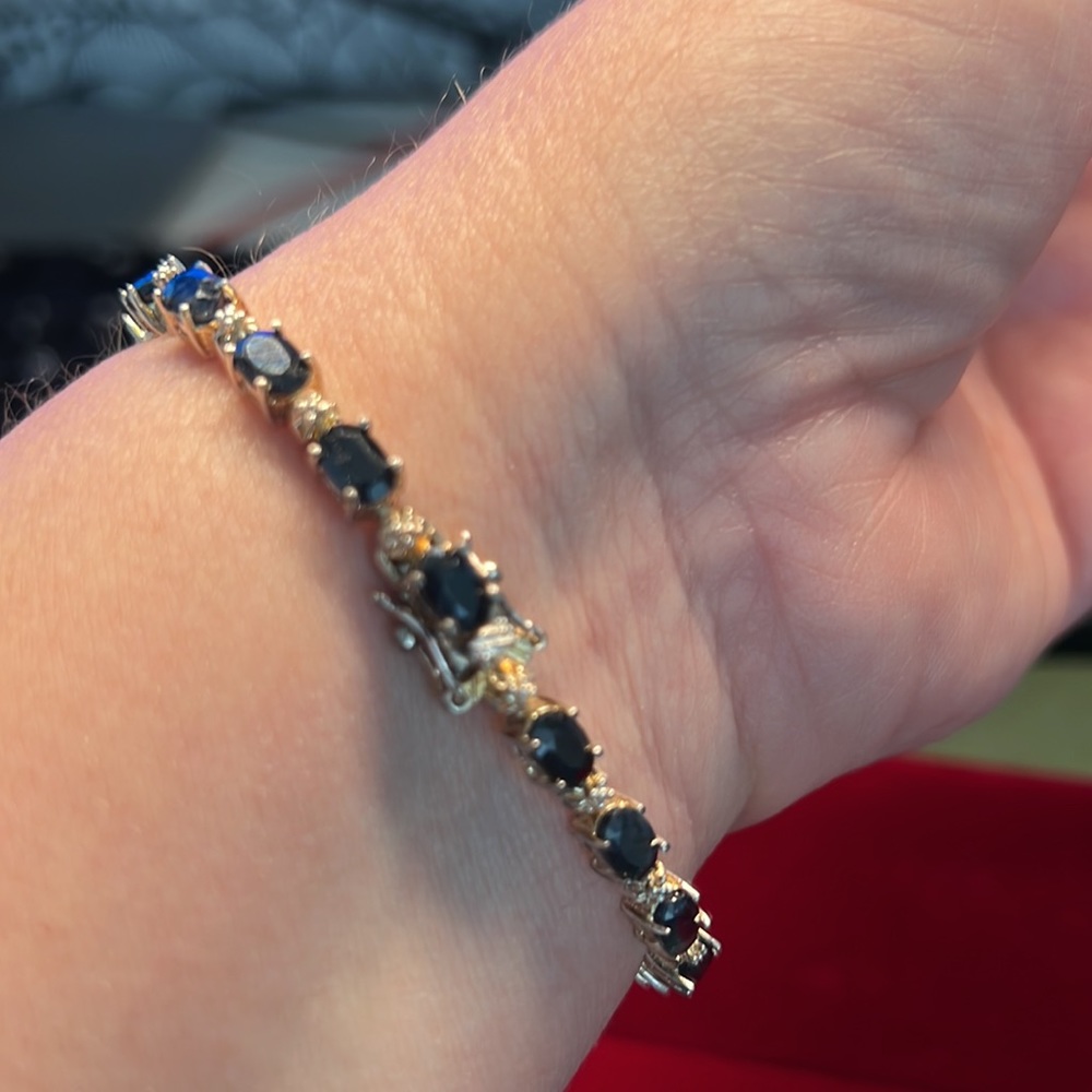Sapphire tennis bracelet with silver crown beads - Picture 3 of 8